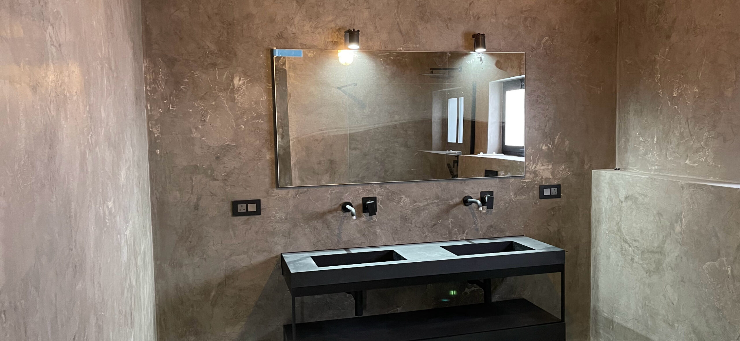 Seamless microcement bathroom crafted by Kibitec