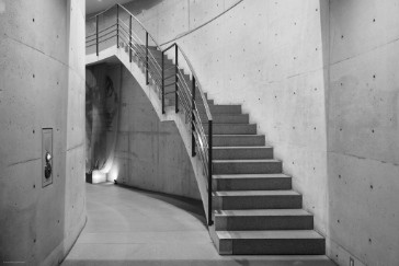 Architectonic concrete feature wall